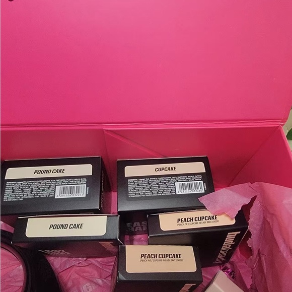 HUDA BEAUTY Easy Bake Pressed Powder Set - Black and Pink - Picture 3 of 8